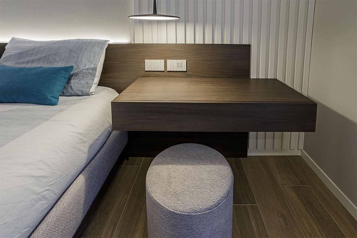 arredo-camera-rovere-scuro-comodini-sospesi-238-6