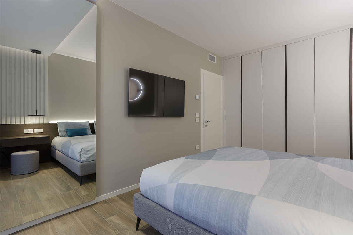 arredo-camera-rovere-scuro-comodini-sospesi-238-7