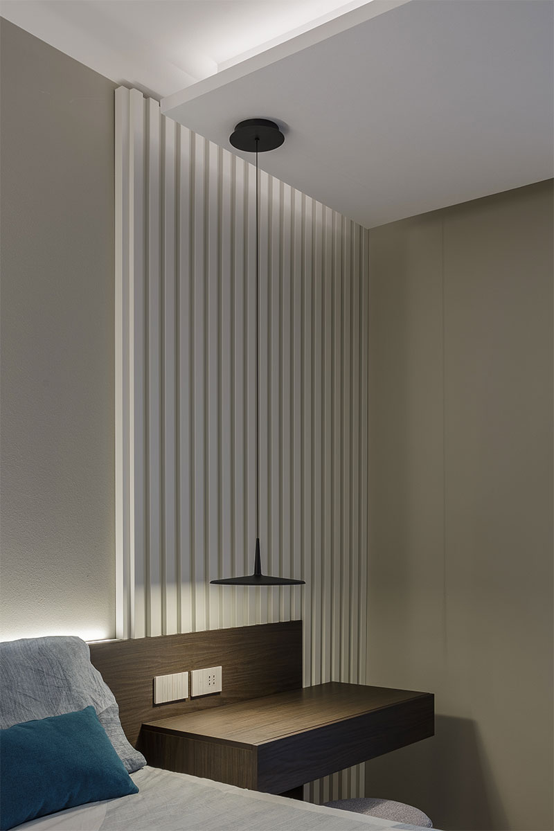 arredo-camera-rovere-scuro-comodini-sospesi-238-9