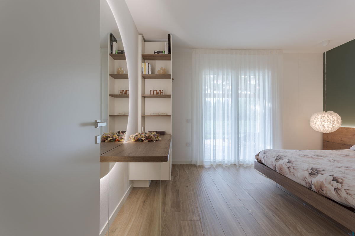 arredo-su-misura-camera-matrimoniale-legno-vetro-234-1