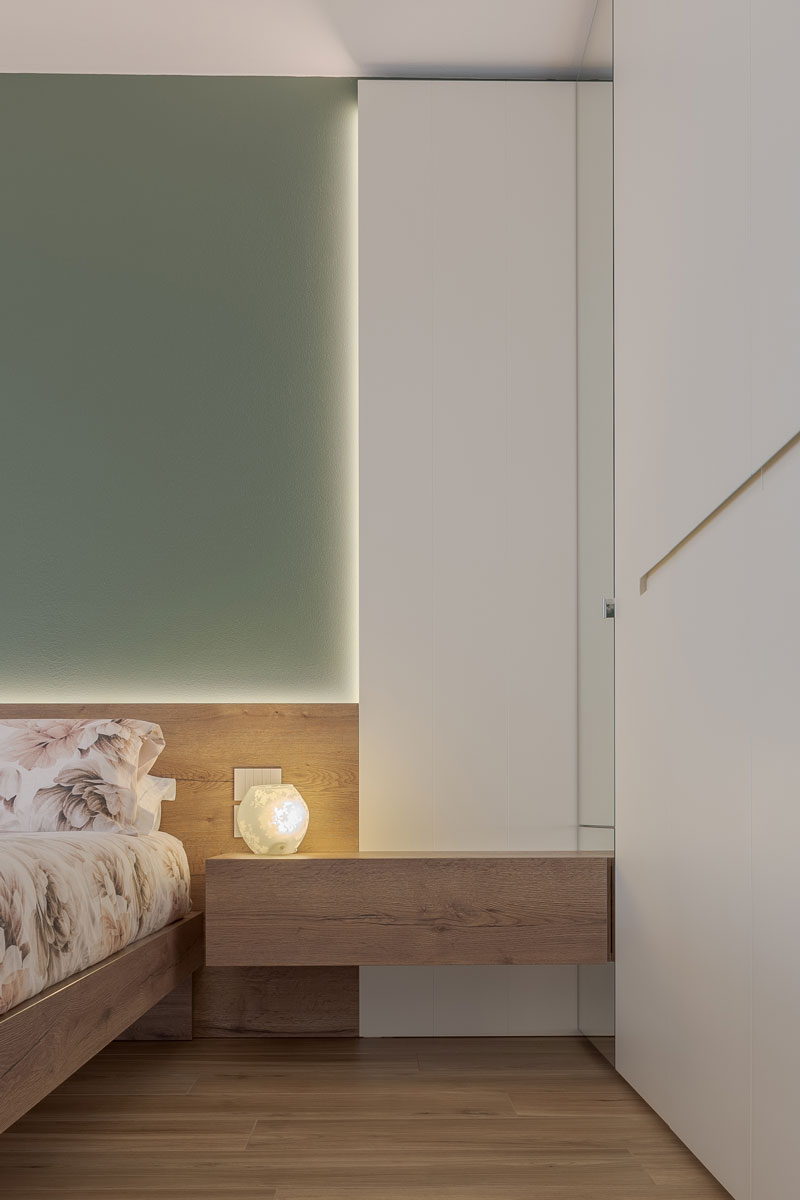 arredo-su-misura-camera-matrimoniale-legno-vetro-234-11