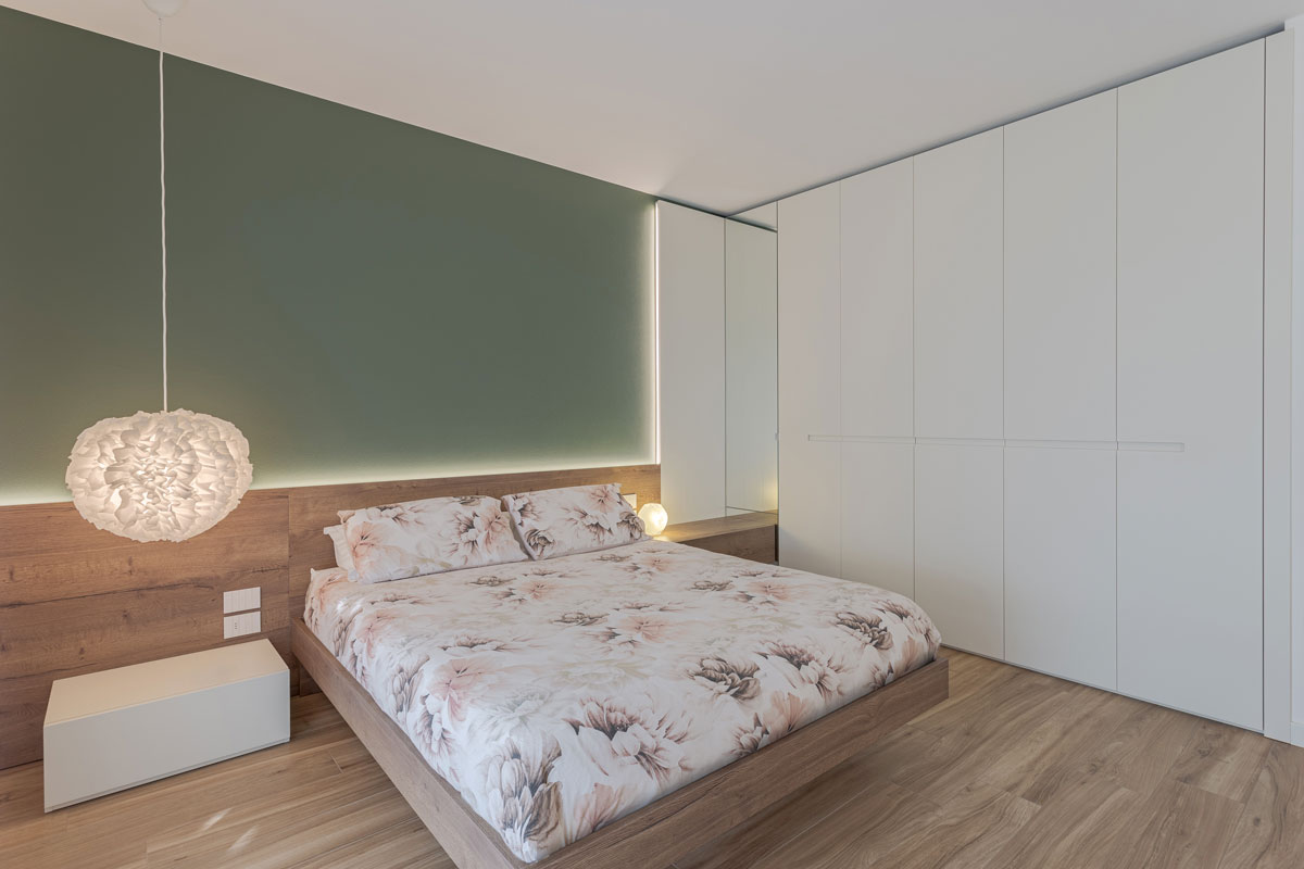 arredo-su-misura-camera-matrimoniale-legno-vetro-234-12