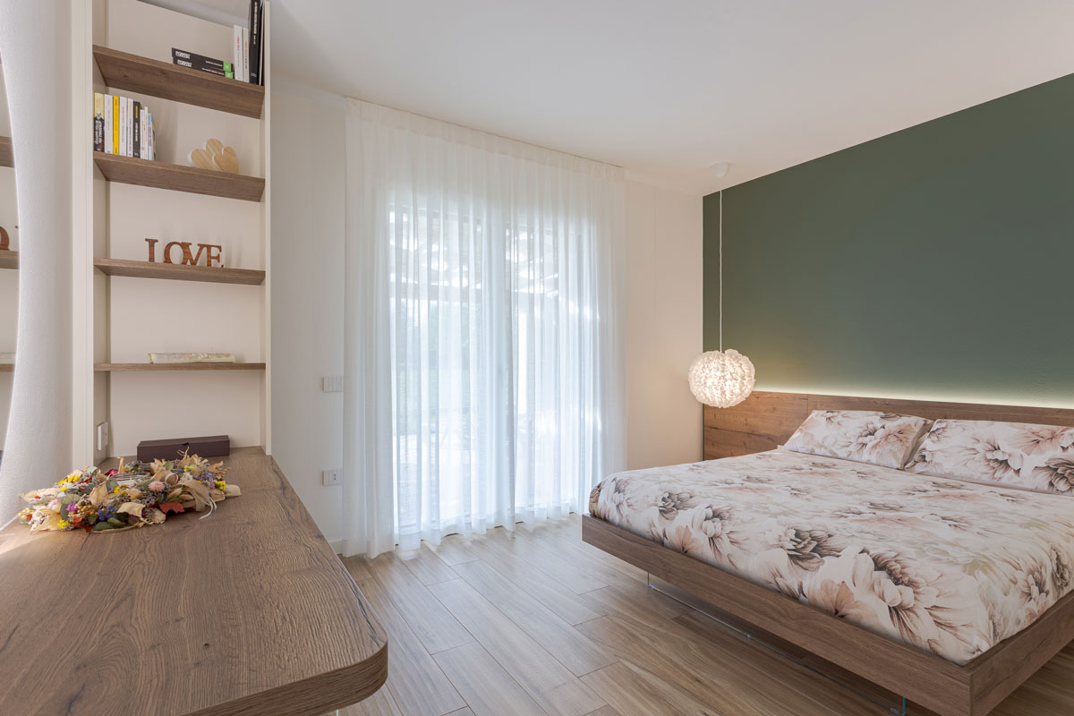 arredo-su-misura-camera-matrimoniale-legno-vetro-234-2