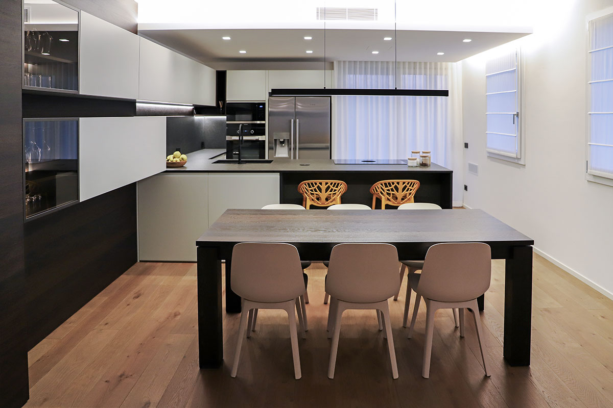 cucina-con-piano-lavoro-scuro-10