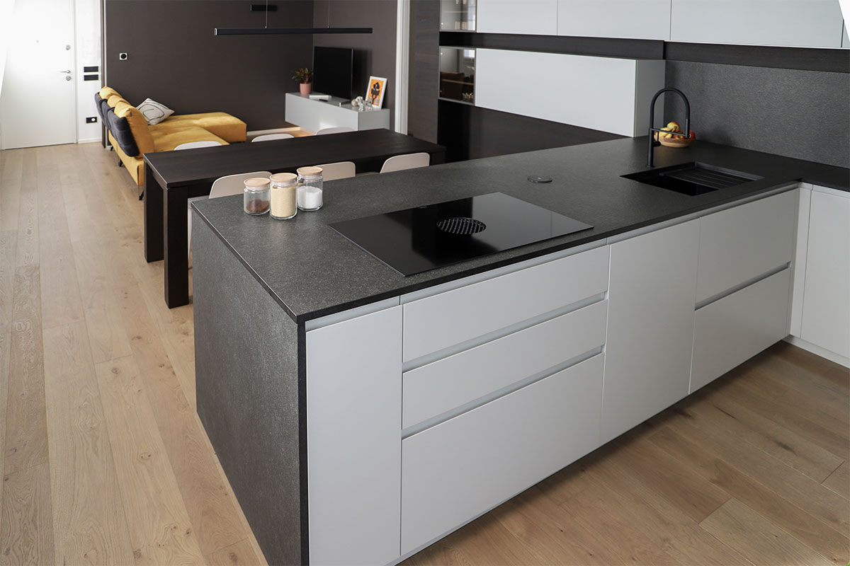 cucina-con-piano-lavoro-scuro-3