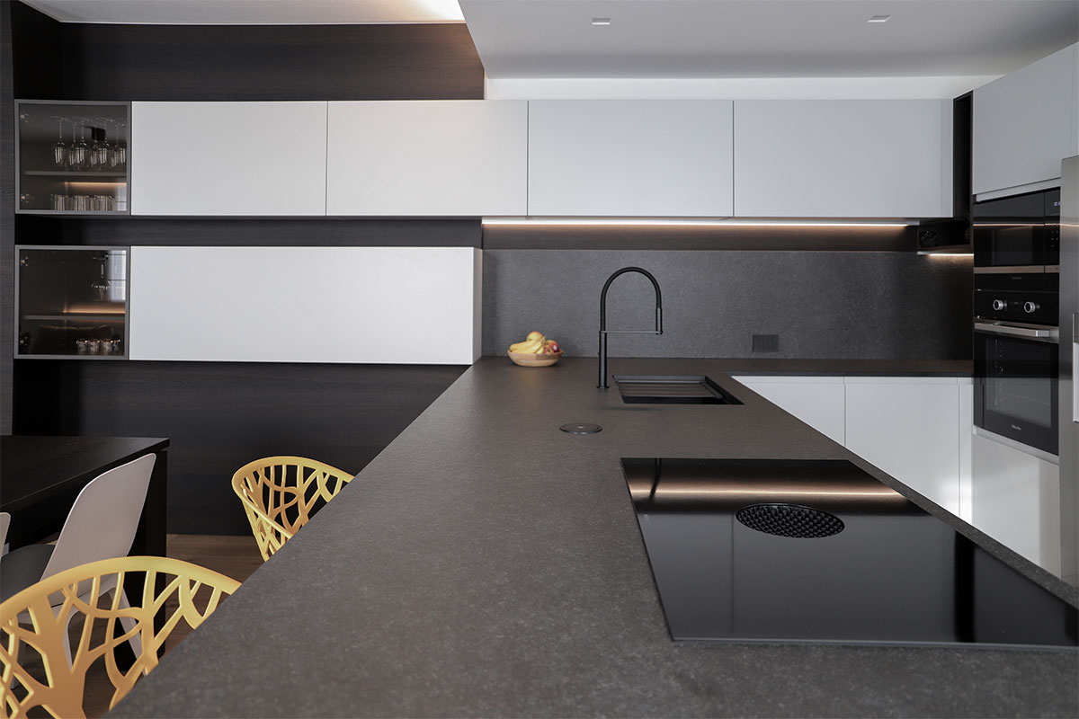 cucina-con-piano-lavoro-scuro-4