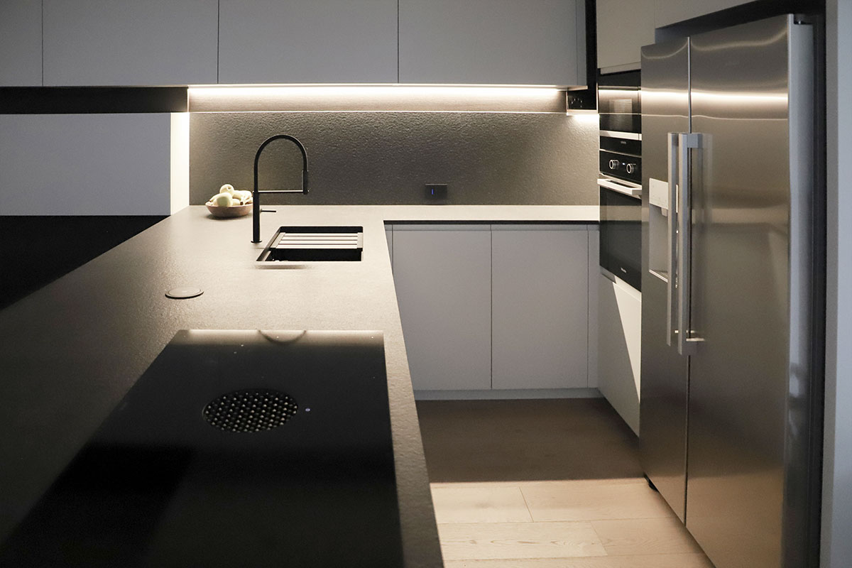 cucina-con-piano-lavoro-scuro-6