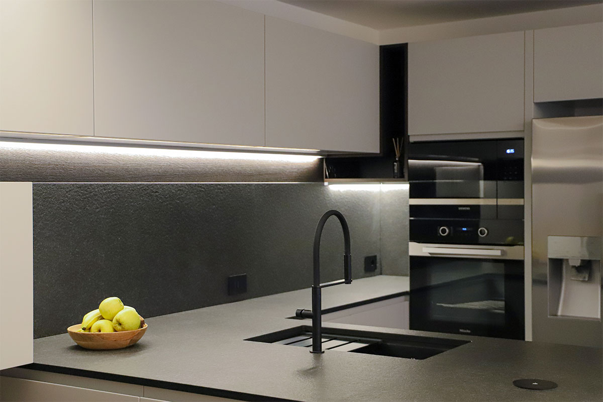 cucina-con-piano-lavoro-scuro-8