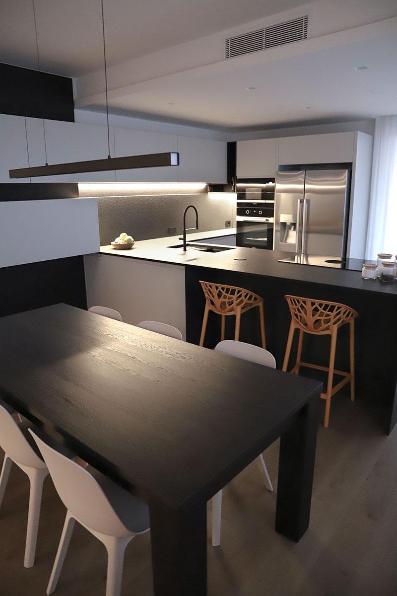 cucina-con-piano-lavoro-scuro-9