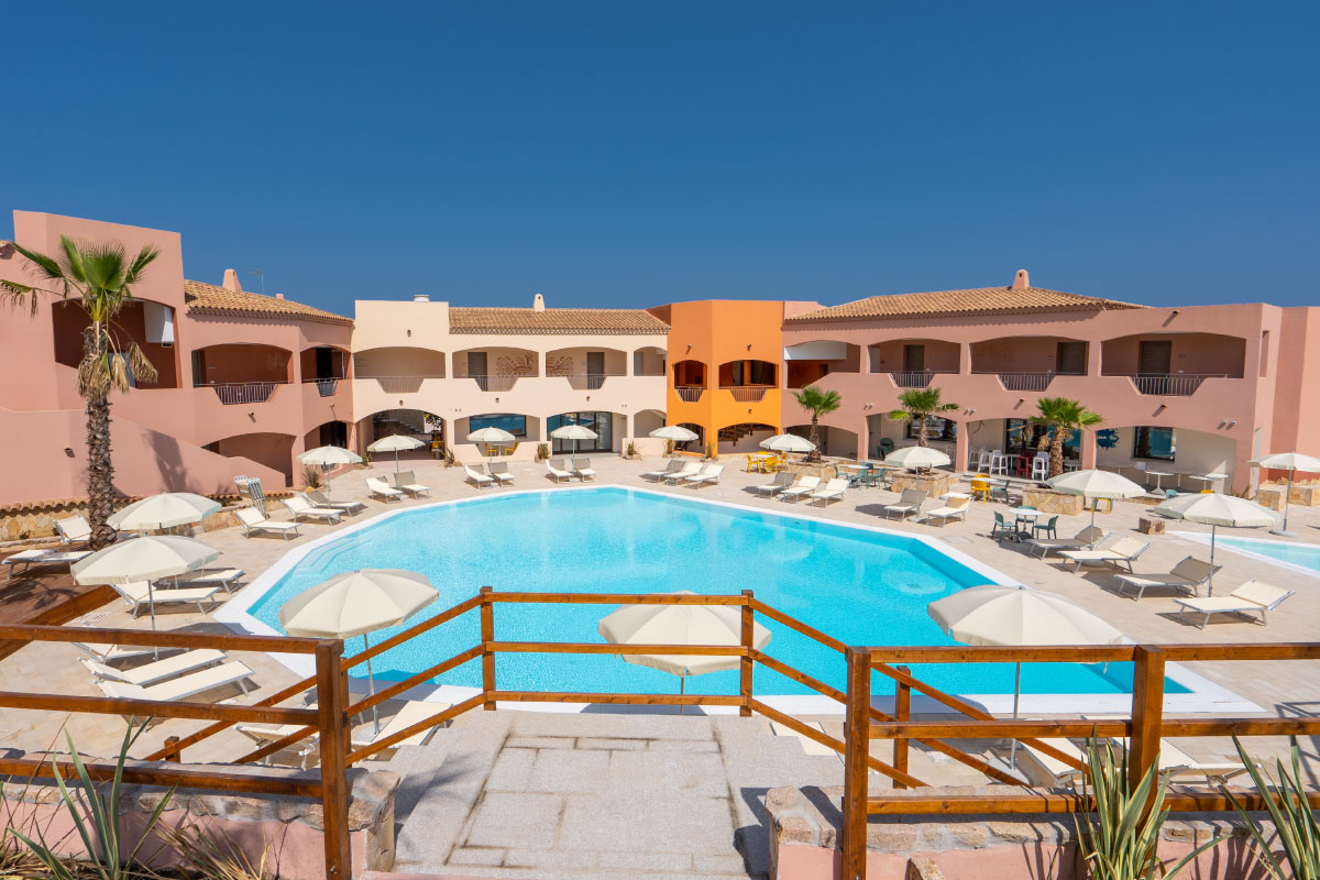 https://gruppo5.it/wp-content/uploads/2026/02/red-sun-village-arredo-piscine.jpg