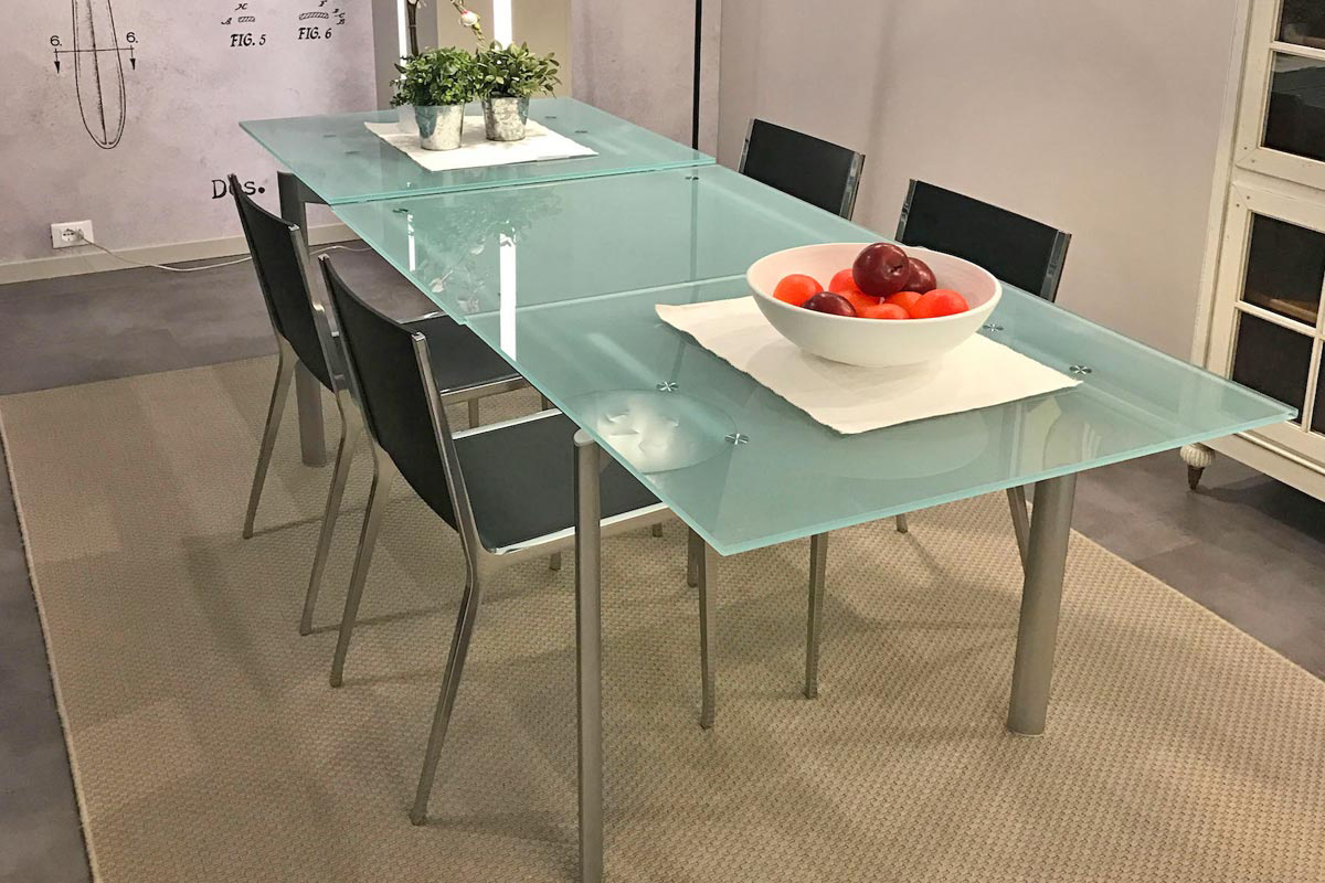 Tavolo Kristalia in cristallo e alluminio