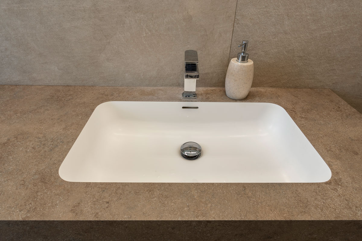 arredo-bagno-moderno-effetto-pietra-7