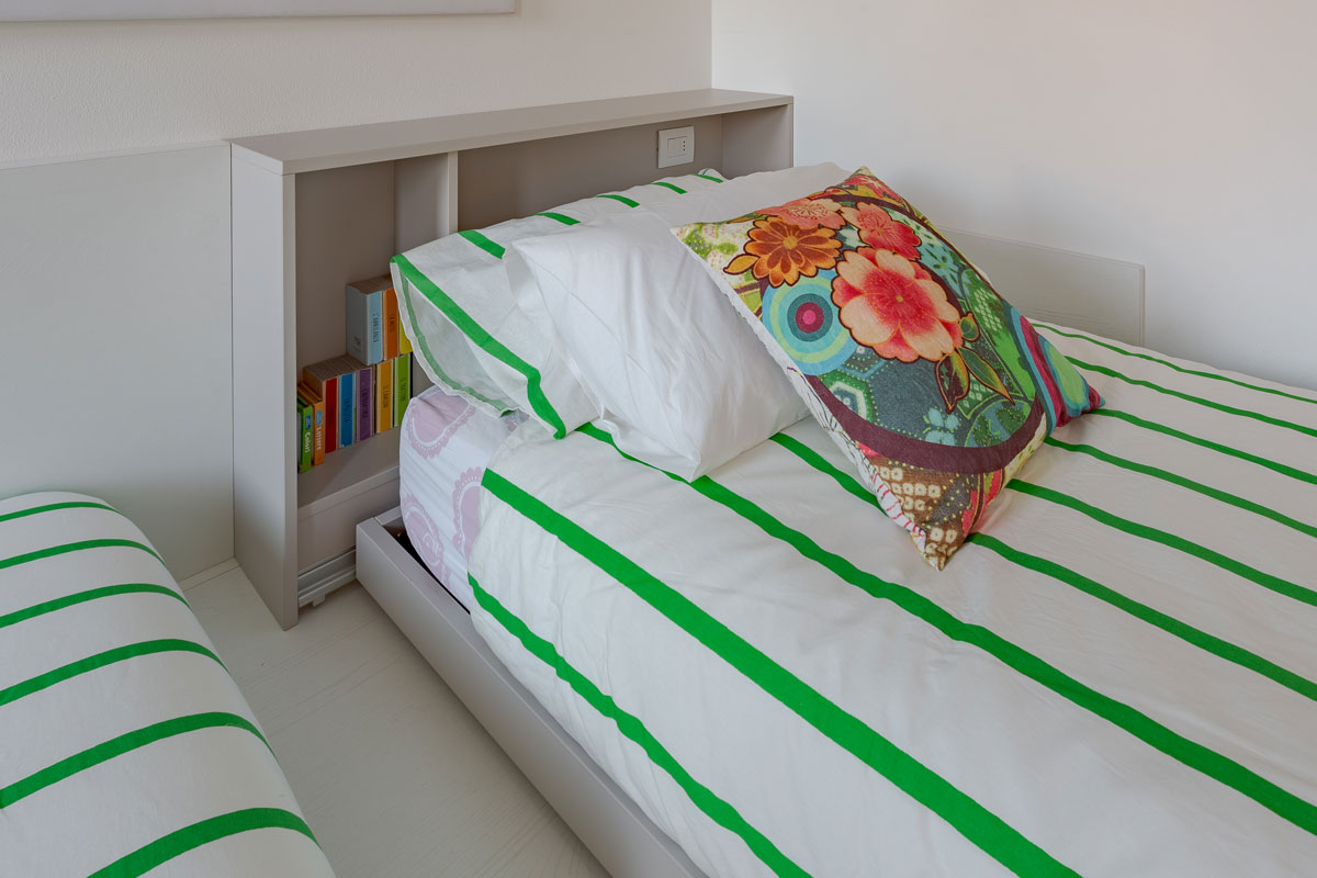 cameretta-bambini-moderna-laccata-su-misura-7