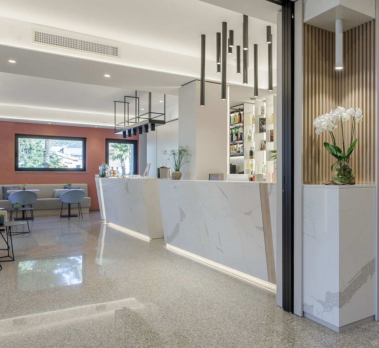 Reception e bar di hotel in marmo bianco progettata e realizzata su misura da Gruppo 5