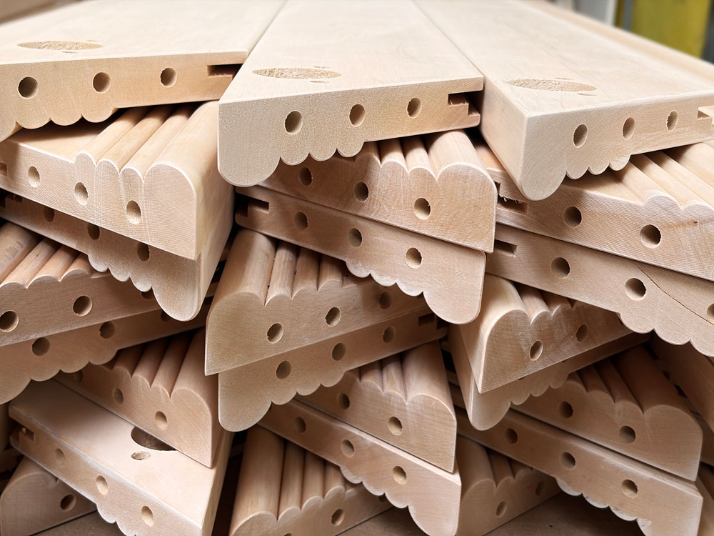 Lavorazione componenti in legno per arredamenti contract