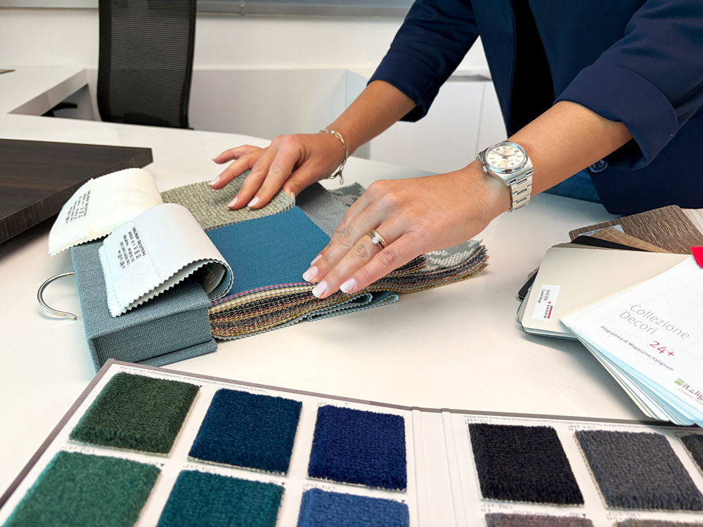 campionari di tessuti e pannelli in legno per furniture arredi hotel