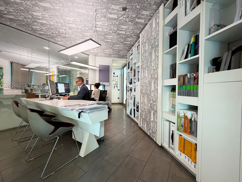 interno ufficio di progettazione arredi su misura Gruppo 5 zanè