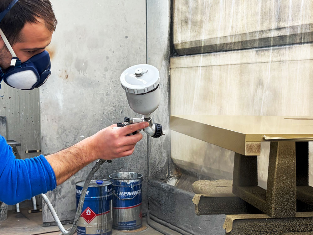 Persona che vernicia arredi per hotel di lusso